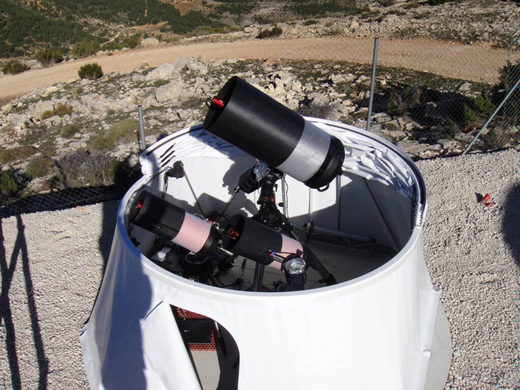 Observatorio igloo tres telescopios